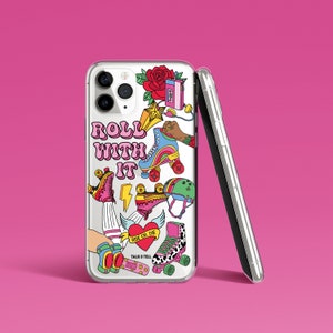 Peut inclure: Une coque de téléphone transparente avec un motif coloré représentant des patins à roulettes, un cœur avec le texte "Ride or Die", un éclair, une cassette audio et le texte "Roll With It".