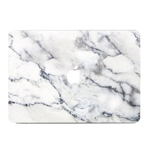 Può includere: Pelle per laptop in marmo bianco con un ritaglio per il logo Apple bianco.