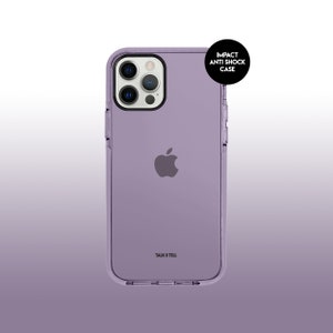 Könnte beinhalten: Eine transparente, lavendelfarbene Handyhülle mit einem erhöhten Kamerabuckel und dem Text "Impact Anti-Shock Case" auf einem schwarzen Kreis. Die Hülle trägt das Apple-Logo und den Text "Talk & Tell" auf der Rückseite.