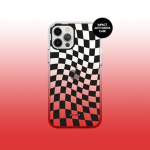Può includere: Una custodia per telefono trasparente con un motivo a scacchi bianco e nero che sfuma in rosso nella parte inferiore. La custodia ha il testo "Impact Anti-Shock Case" e "Talk & Tell" stampato su di essa.