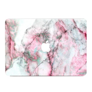Peut inclure: Peau de protection pour ordinateur portable en marbre rose et blanc avec un logo Apple blanc.