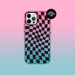 Può includere: Una custodia per telefono trasparente con un motivo a scacchi bianco e nero che sfuma dal rosa al blu. La custodia ha il testo "Impact Anti-Shock Case" e "Talk & Tell" stampato su di essa.