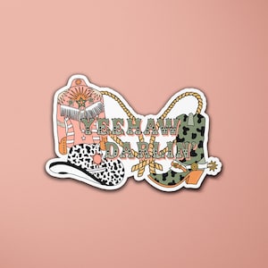 Etiqueta ocidental de Yeehaw Darlin de <br> Entrega Rápida? vaqueira vaqueira | Botas de vaqueiro | Oeste Selvagem | adesivo para laptop | Adesivo de mala de bagagem