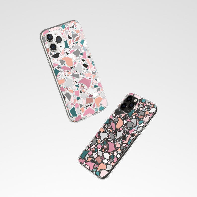 K&ouml;nnte beinhalten: Zwei transparente Handyh&uuml;llen mit Terrazzo-Muster. Die H&uuml;llen zeigen eine Mischung aus rosa, grauen, t&uuml;rkisfarbenen und pfirsichfarbenen Formen. Eine H&uuml;lle hat einen wei&szlig;en Hintergrund, die andere einen dunklen. Der Text "TALK & TELL" ist auf einer H&uuml;lle sichtbar.