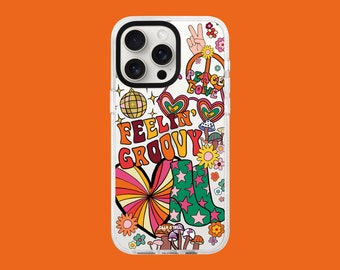 Puede incluir: Una funda de teléfono blanca con un diseño retro colorido. La funda presenta un signo de paz, corazones, hongos, estrellas y el texto "Feelin' Groovy".