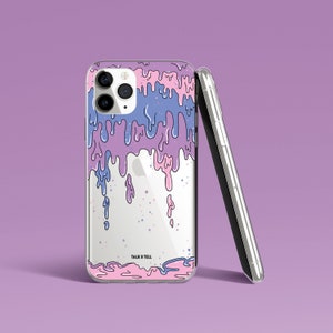Può includere: Una custodia per telefono trasparente con un design di vernice rosa, viola e blu che cola. La custodia ha uno sfondo bianco con un effetto glitter sottile. Il testo "Talk & Tell" è stampato sulla custodia.