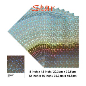 Op de afbeelding: Een stapel van 10 vellen iriserend holografisch papier met een sterrenpatroon. Het papier is 8 inch bij 12 inch of 20,3 centimeter bij 30,5 centimeter. Het papier is ook verkrijgbaar in een formaat van 12 inch bij 16 inch of 30,3 centimeter bij 40,5 centimeter.