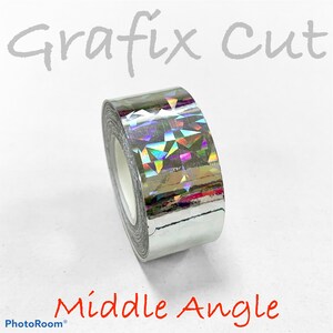 Puede incluir: Un rollo de cinta holográfica plateada con un patrón geométrico. La cinta está etiquetada como "Grafix Cut Middle Angle".