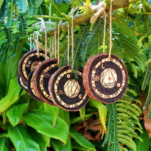 Colgante de la carta natal de la pirografía personalizada. Carta de nacimiento de astrología personalizada Talismán. Signos del zodíaco, Celestial, Horóscopo, Regalo, Woodburned