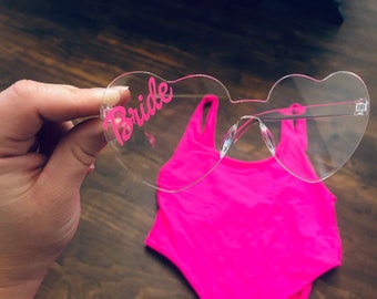 Lunettes de soleil cœur pour Barbie Bachelorette ! Clair pour la mariée - Rose pour l'équipage. Quantité totale de commande nécessaire