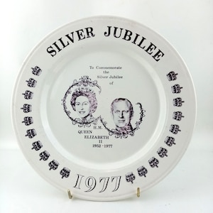 Vintage George VI & Queen Elizabeth II Coronation Silver Jubilee 1977, British Decorative Plate, coronation commemorative, 10&quot;