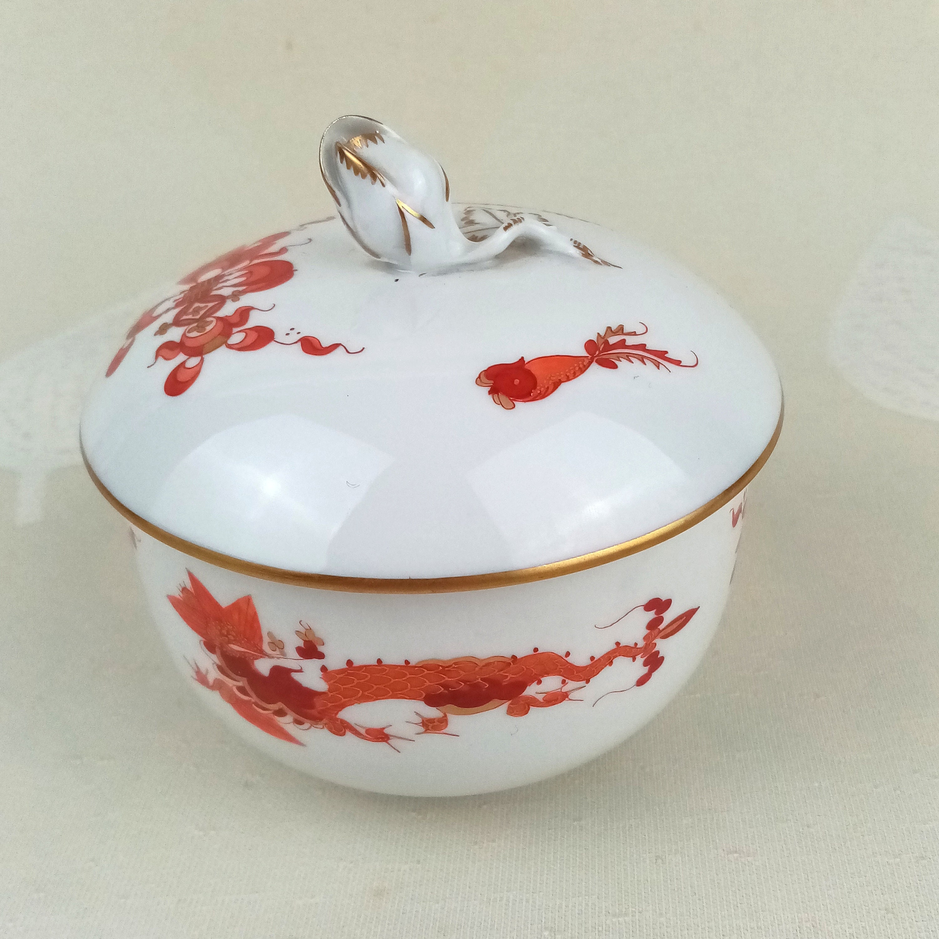 Meissen Tee-Kaffee-Zuckerdose, Meissen Roter Drache, Goldrand Gekreuzte Schwerter nach 1934, Porzellan, Roter Drachen Muster Meissen MRD1, 10 cm (Durchm.)