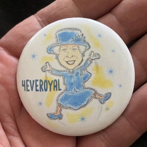 4EVEROYAL, Tribute to the Queen button, 2.25 inch gloss front single pin backing