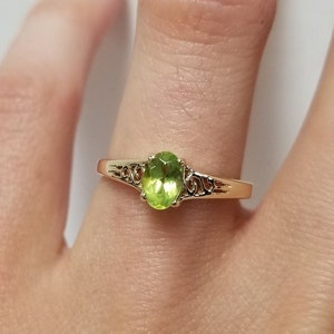 Oval Peridot Ring // Solid 10k Yellow Gold Retro Vintage Rings. Estate Jewelry. August Birthstone. Vintage Green Ring. Scroll Filigree Ring