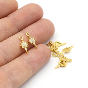 Pode incluir: Encanto de estrela dourada com strass transparentes. O encanto tem um laço na parte superior para prender em joias ou outras manualidades.