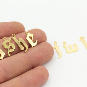 Amuletos de letras inglesas bañados en oro, amuletos de letras iniciales, colgantes personalizados, encanto de letras del alfabeto, hallazgos bañados en oro (13 mm)