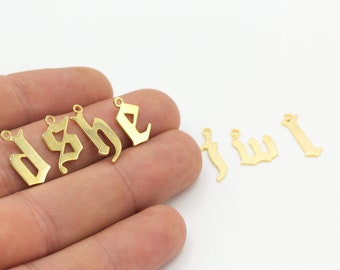 Può includere: Ciondoli in metallo dorato a forma di lettere gotiche. Le lettere sono D, S, H, E, I, W e L.