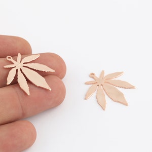 1 piezas 28x29mm Rose Gold Plated Marijuana Leaf Charms, Leaf Pendant, Sycamore Leaf Charms, Leaf Charm, Mini Leaf Pendant, RSGLD-455