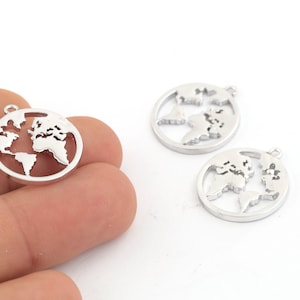 Pendentif de carte du monde plaqué rhodium 20x22mm, pendentif terre, charmes de carte du monde, pendentif voyageur, charmes plaqué rhodium, SLVR-497