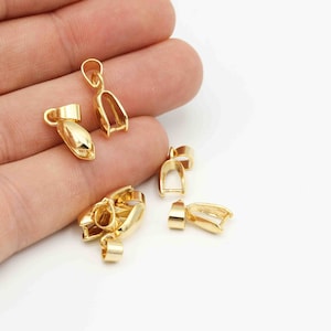Può includere: Un set di sei chiusure per ciondoli in metallo dorato. Le chiusure sono progettate per tenere al sicuro un ciondolo o un charm.