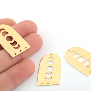 1 piezas 20x35mm 24K brillante forma chapada en oro Amuletos de fase lunar, colgante de fase lunar, amuletos chapados en oro con 4 agujeros, amuletos de pendientes, GLD-916
