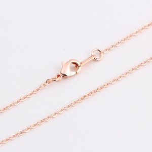 Puede incluir: Un collar de cadena de oro rosa con cierre de langosta.