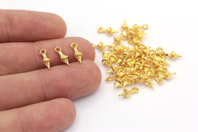 20 stuks 4x11mm 24k glanzende gouden drop charmes, mini drop hanger, spike charmes, hanger charmes, vergulde bevindingen, drop charmes, GLD-663 afbeelding 1