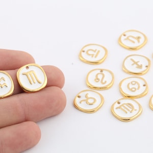17 mm 24k błyszczące złote zawieszki zodiaku, zawieszki astrologiczne, pozłacane zawieszki zodiaku, biały emaliowany horoskop, miniaturowe zawieszki zodiaku, GLD-984