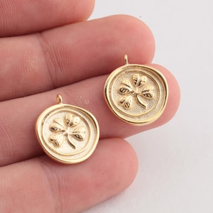 24k glanzende vergulde klaver charms, munt klaver hangers, gouden klaver hanger, klaver medaillon charmes, geluksbrengers, (17x19mm) GLD-291