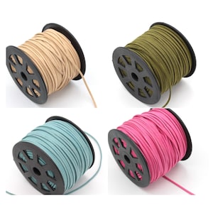 Puede incluir: Cuatro carretes de cordón de ante en diferentes colores: beige, verde oliva, azul claro y rosa. Cada carrete está enrollado con cordón y tiene una base de plástico negro.