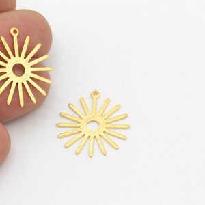 2 piezas 24k oro chapado texturado encantos solares, encanto de pendiente solar, colgante collar de sol, joyería solar, encantos de sol de latón, 2pcs, GLD-713