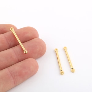 Puede incluir: Tres piezas de conexión de metal de color dorado con dos pequeños bucles en cada extremo. Las piezas de conexión son rectas y miden aproximadamente 2,5 cm de largo.