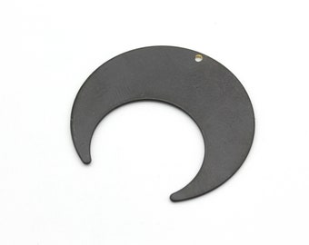 Könnte beinhalten: Ein schwarzer Metall-Halbmond-Anhänger mit einem kleinen Loch oben zum Aufhängen.