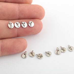 Dijes de letras de disco redondo - Dijes de iniciales del alfabeto personalizados - Dije de letra chapado en rodio personalizado (6 mm) SLVR-598