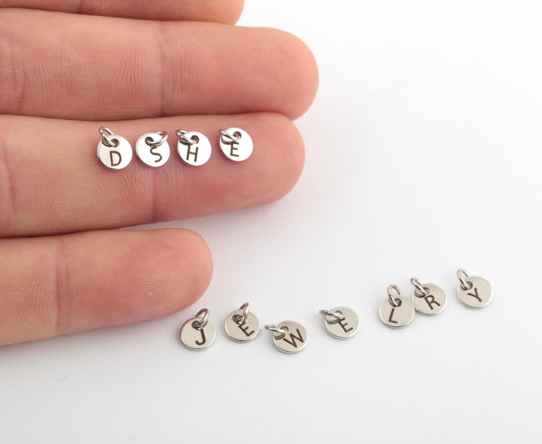 Letterbedels ronde schijf - Gepersonaliseerde initialen bedels alfabet - Aangepaste gerhodineerde letterbedel (6 mm) SLVR-598