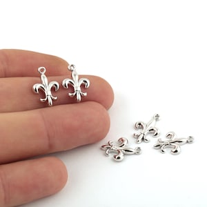 Dije de flor de lis bañado en rodio: elegante colgante con símbolo de lirio, suministros para hacer joyas, dije de collar de herencia francesa de 12 x 17 mm SLVR-606