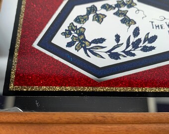 Budweiserのクラシックラガーを描いた木製フレーム付きガラス製壁掛け鏡 Vintage Wood Framed Glitter/sparkle Budweiser King of Beers Mirror