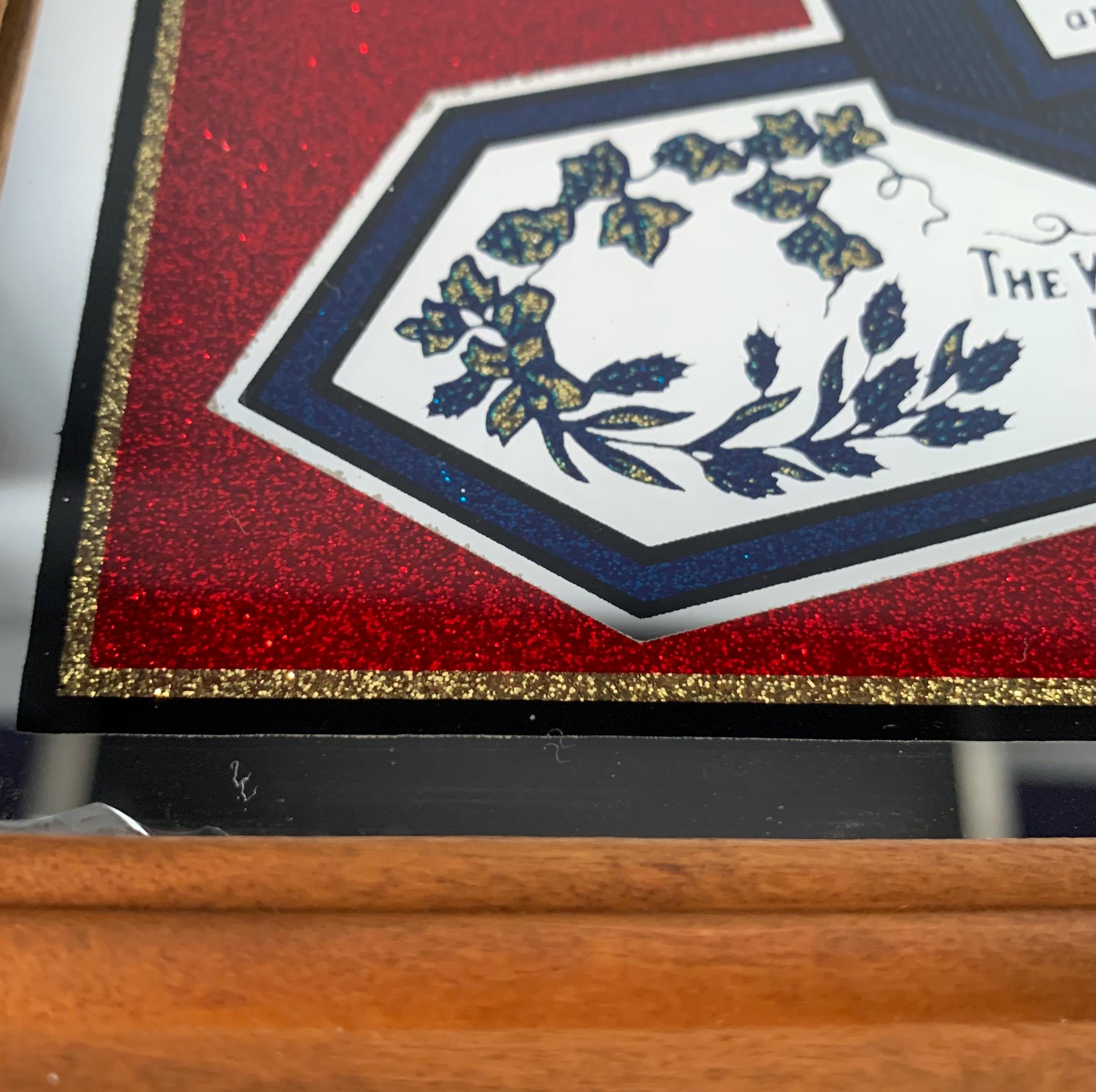 Budweiserのクラシックラガーを描いた木製フレーム付きガラス製壁掛け