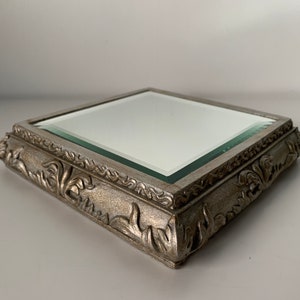 Vintage Small Ornate Silver Tone Square Raised/Relief Resin Bevelled Wall Mirror afbeelding 1