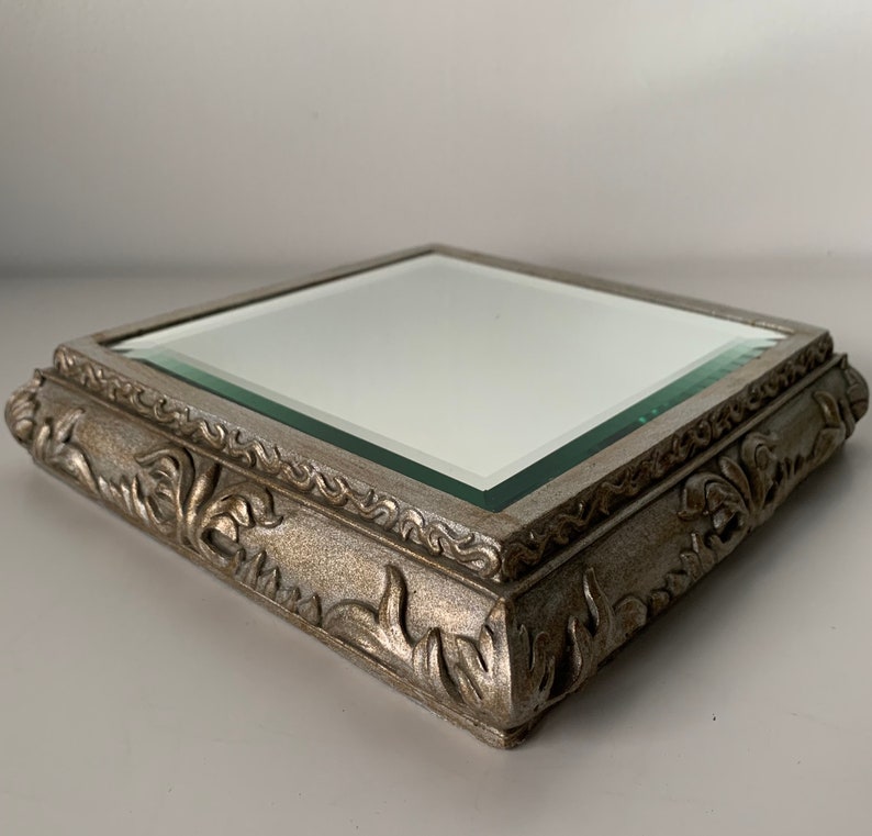 Vintage Small Ornate Silver Tone Square Raised/Relief Resin Bevelled Wall Mirror afbeelding 1