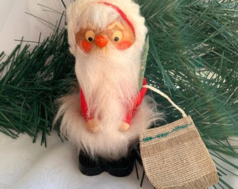 Figura vintage de Papá Noel de madera, hecha a mano, de arte popular escandinavo.