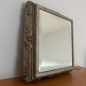 Vintage Small Ornate Silver Tone Square Raised/Relief Resin Bevelled Wall Mirror afbeelding 4