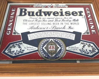 Budweiserのクラシックラガーを描いた木製フレーム付きガラス製壁掛け鏡 Budweiserのクラシックラガーを描いた木製フレーム付きガラス製壁掛け