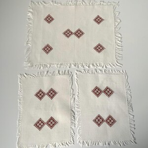 Vintage Handcrafted Mcm Embroidered Linen Coffee Table/Dresser Doilies Set with Frayed Edges