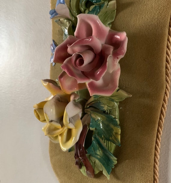 カポディモンテの男性と女性、バラの置物付き Vintage Capodimonte 3D Floral Porcelain Velvet Wall Plaque