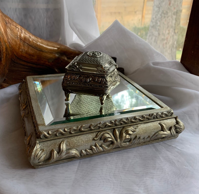 Vintage Small Ornate Silver Tone Square Raised/Relief Resin Bevelled Wall Mirror afbeelding 7