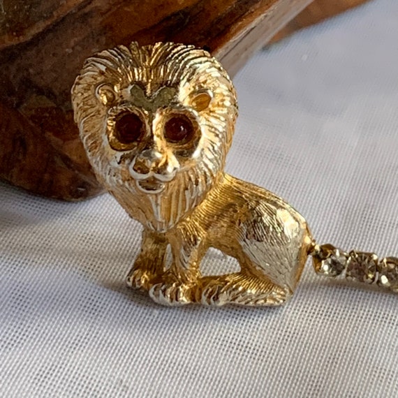 Vintage Small Gold Tone Lion Pin/Brooch with Red … - image 3