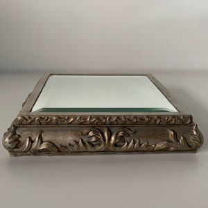 Vintage Small Ornate Silver Tone Square Raised/Relief Resin Bevelled Wall Mirror afbeelding 2