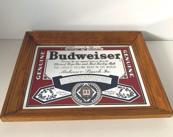 Budweiserのクラシックラガーを描いた木製フレーム付きガラス製壁掛け鏡 Vintage Wood Framed Glitter/sparkle Budweiser King of Beers Mirror