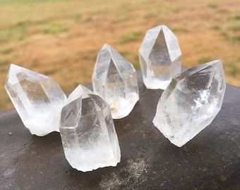 PUNTA DE CRISTAL CLARO / Cristales para rejillas / Piedras para plantas / Cristales para curación / Minerales en bruto / Fabricación de joyas / Gema de cuarzo en bruto